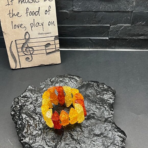 LUCITE MULTI AMBER COLOR STRETCH CHUNKY STATEMENT BRACELET, CONFETTI LOOK - Picture 3 of 3